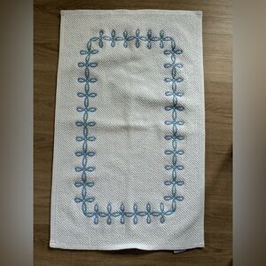 Matouk Gordian knot white and ocean blue cotton bath mat